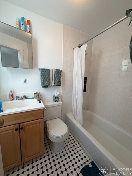 Building Photo - 843 Beacon St