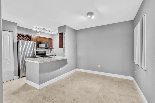Building Photo - 2811 N Oakland Forest Dr
