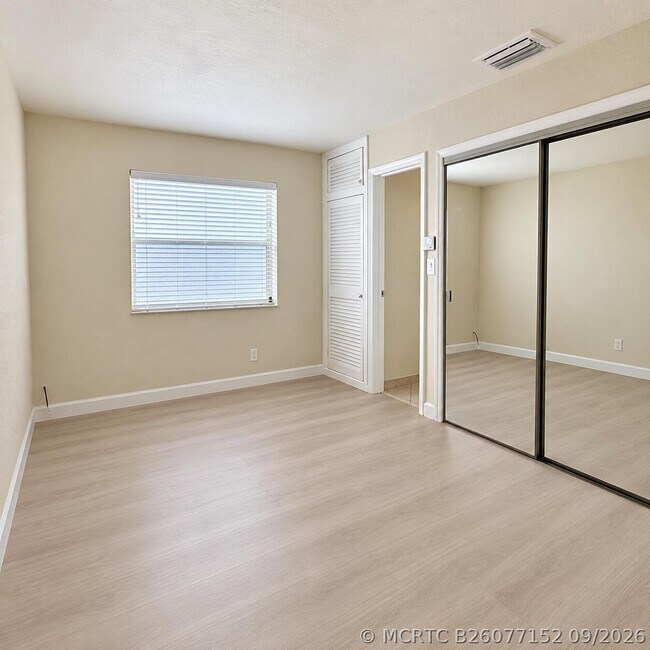 Building Photo - 815 Middle River Dr