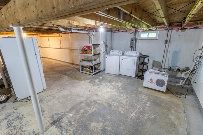 Building Photo - 2 Bedroom Ranch with Solar Panels, great e...