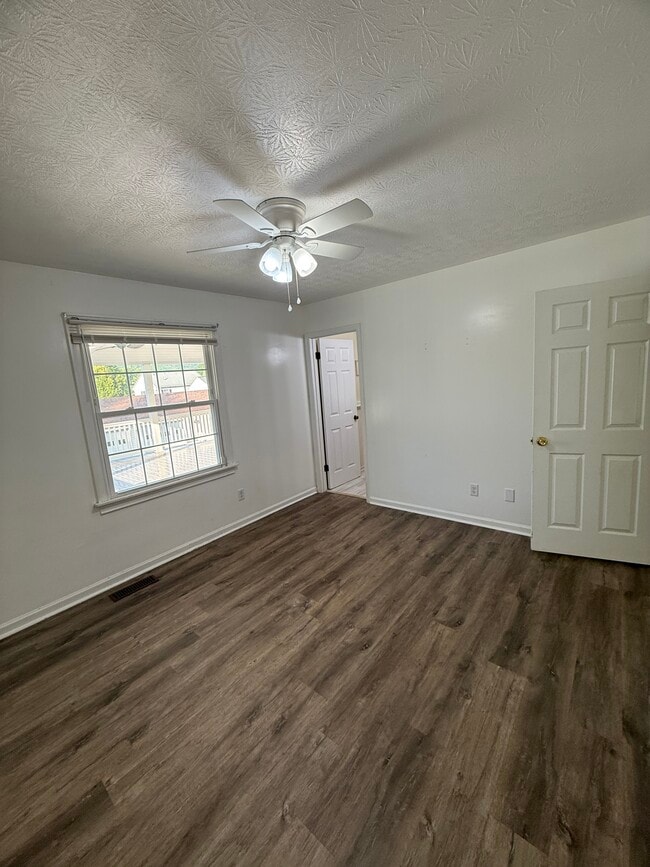 Building Photo - 3 Bedrooms House, Rockingham County