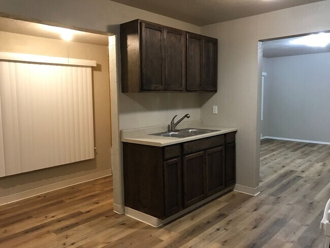 Building Photo - BEL250