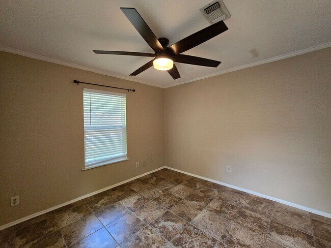 Building Photo - 1.5 Miles to Gruene / Fridge, Washer & Dryer Included / 2 Living Areas / Tons of Space / No Carpe...