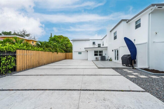Building Photo - 590 SW 23rd Ave