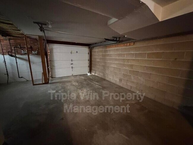 Building Photo - 937 Chain of Rocks Dr