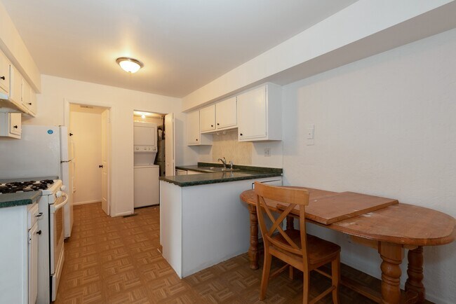 Building Photo - 1310 Kingsbury Dr