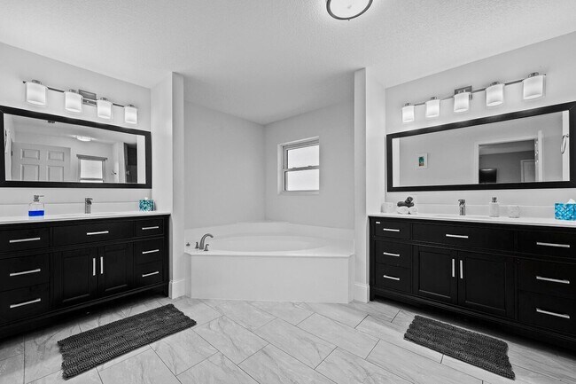 Building Photo - 13724 Lilac Pl