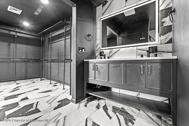 Building Photo - 523 Meyer St