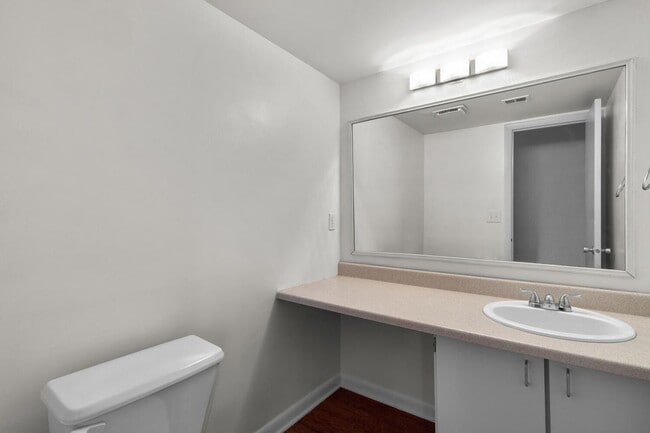 Building Photo - Updated 1800+ sq/ft 3 bdrm 2.5 bath end unit townhome