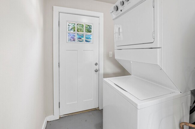 Building Photo - Adorable 2 bedroom 1 bath home