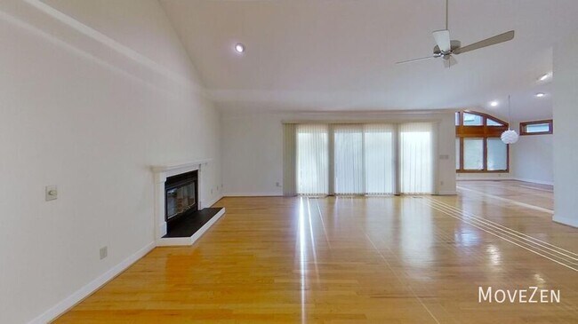 Building Photo - 2323 Ridgefield Dr