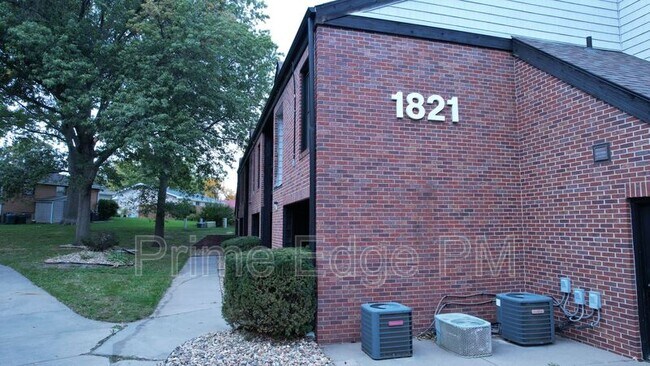 Building Photo - 1821 Ridgehaven Ct