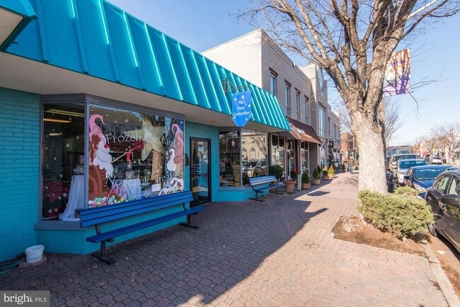 Building Photo - 711 McKenzie Ave