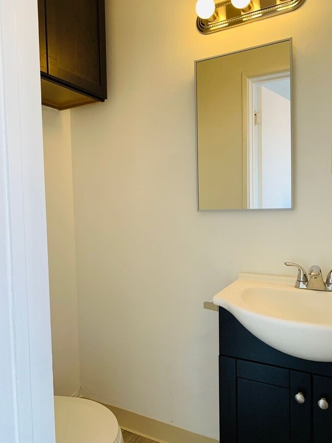 Interior Photo - 917 Centinela Ave