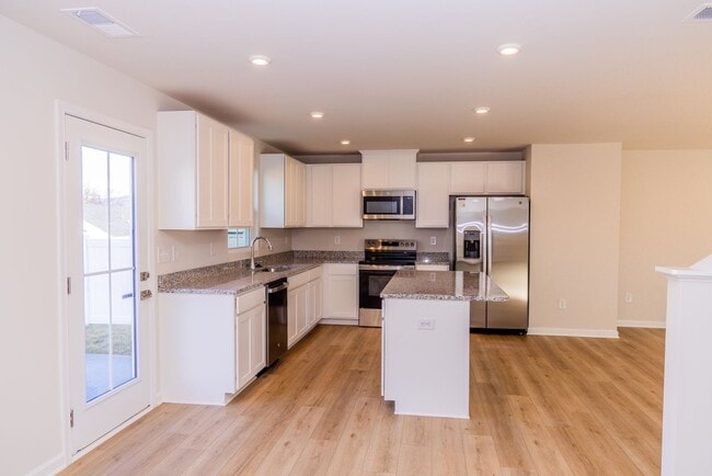 Building Photo - 4 Bedroom Home in Waynesboro