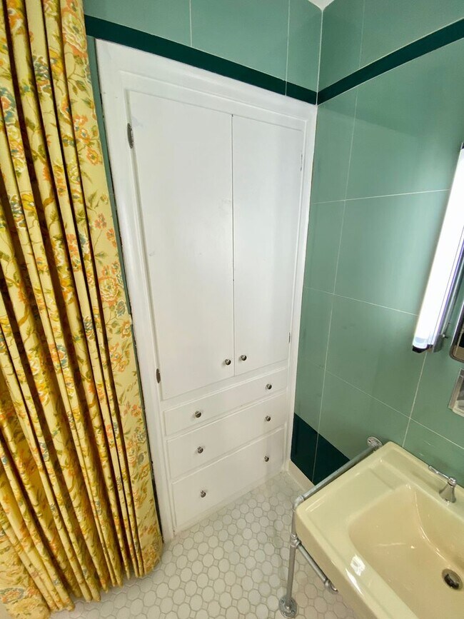 Building Photo - Remodeled Westgate Home with Attached Prof...