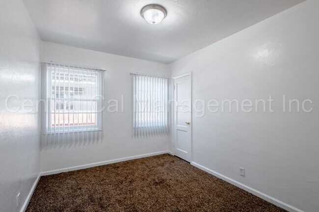 Building Photo - 3 Bedroom/2 Bath Home - $1695 per Month!