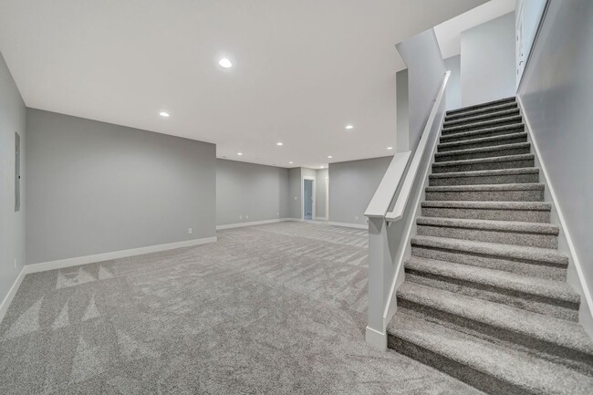 Building Photo - Beautiful Luxury Townhome