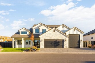 Building Photo - 6 bedroom with RV Garage and Hot Tub