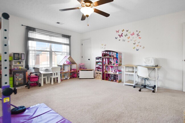 Building Photo - Pet Friendly Three Bedroom with Bonus!