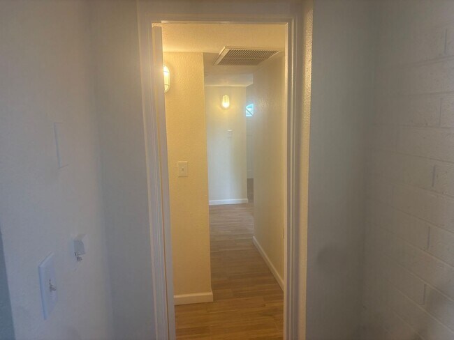 Building Photo - 2746 W Glenrosa Ave