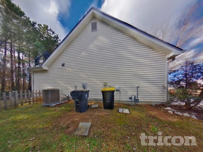 Building Photo - 5021 Meadow Trce