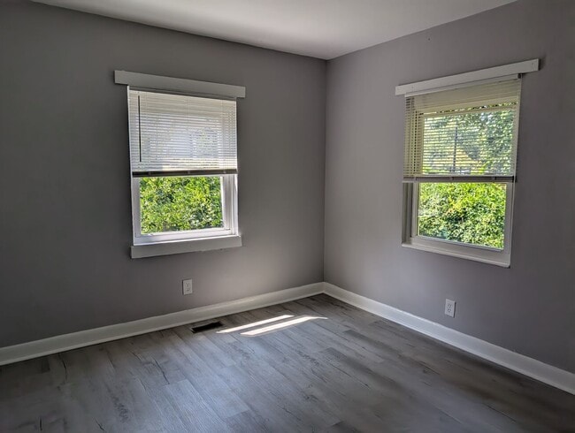 Building Photo - 1 Story Duplex located in the Greenwood Pa...