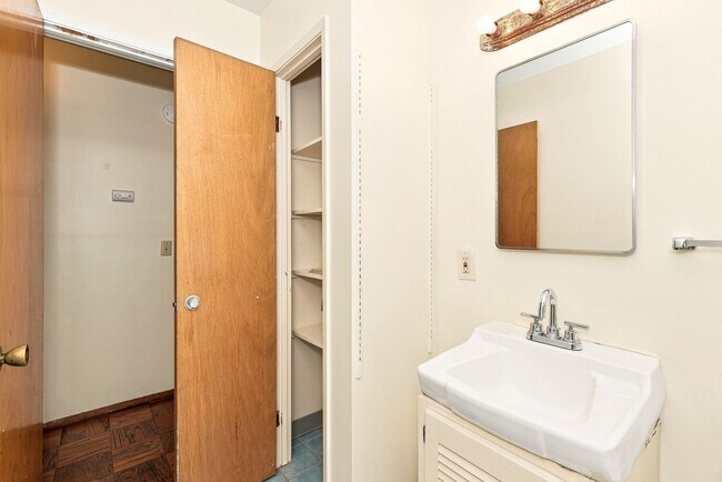 Building Photo - 2727 McGee Ave