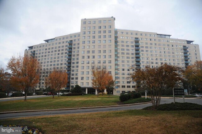 Building Photo - 10401 Grosvenor Pl