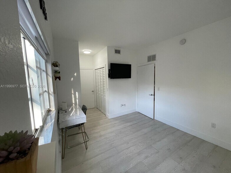 Building Photo - 325 NW 19th Ln