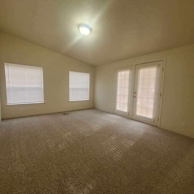 Building Photo - Newly Renovated Pet Friendly 3 Bed / 2 Bat...