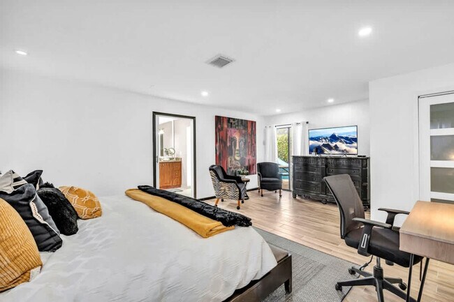 Building Photo - 1006 SE 6th St