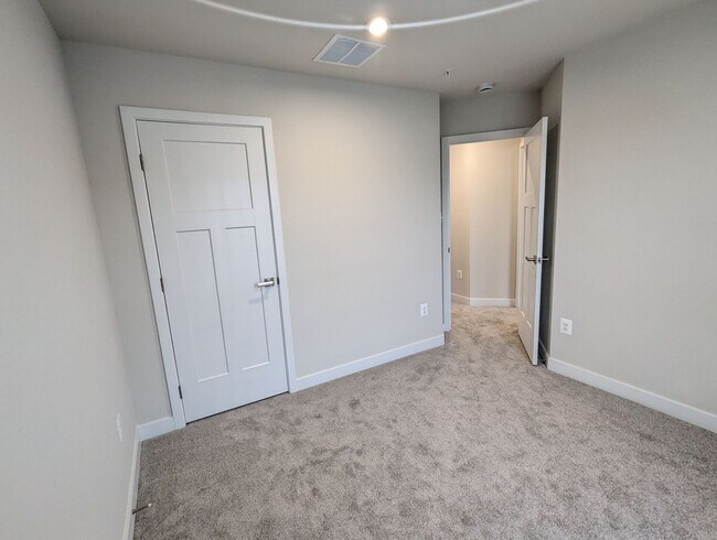 Building Photo - New Build (never lived in) townhouse avail...