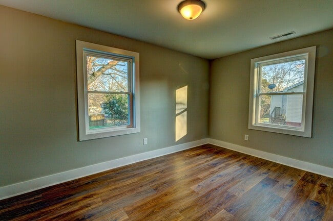 Building Photo - 824 2nd St