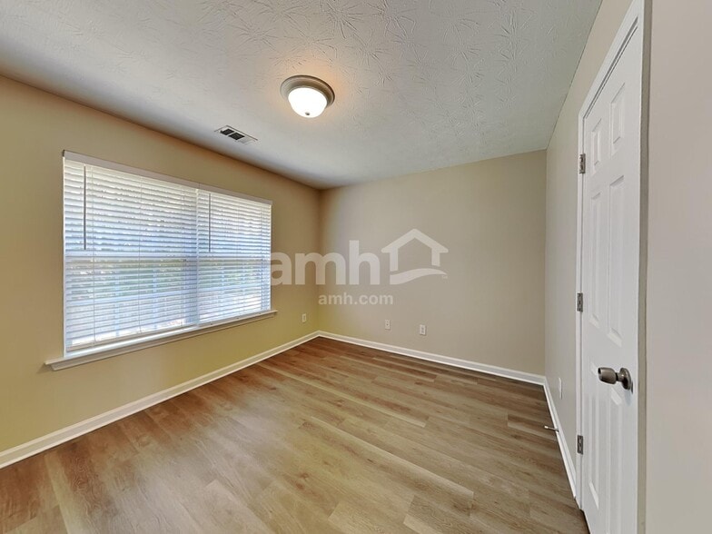 Building Photo - 332 Sunderland Way