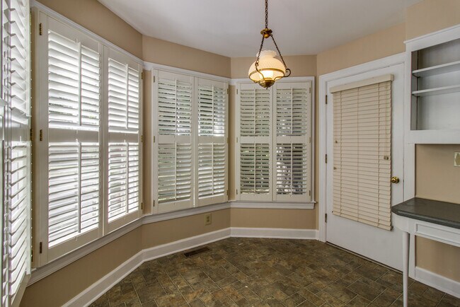 Building Photo - Huge Yard and Privacy, Right on Hillsboro Road at Fieldstone Farms!