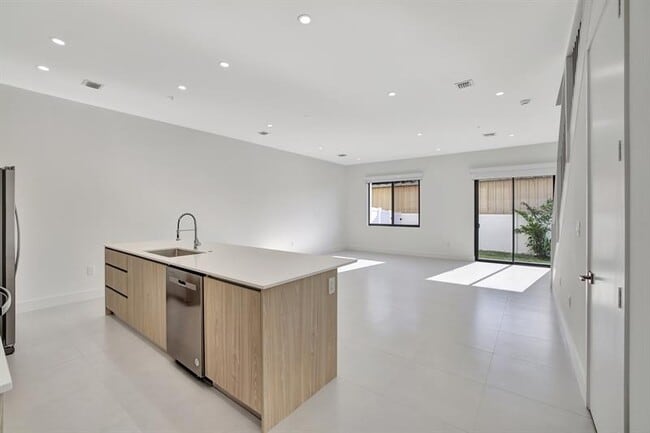 Building Photo - 4208 NE 7th Terrace