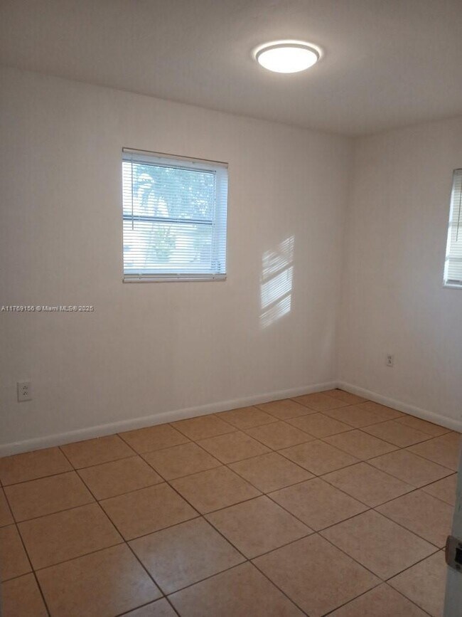 Building Photo - 3 bedroom in Hollywood FL 33024