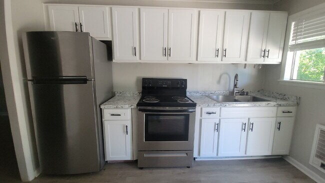 Building Photo - "Charming 1-Bed Oasis with Modern Comforts in Huntsville – Your Perfect Retreat!"