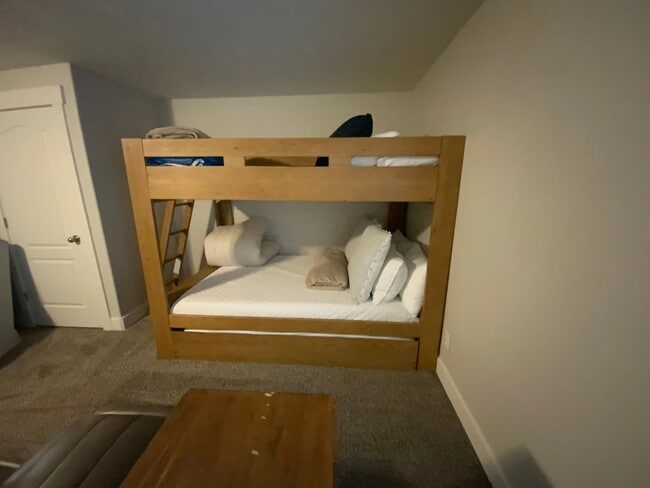 Building Photo - Fully Furnished Townhouse with Lake Views