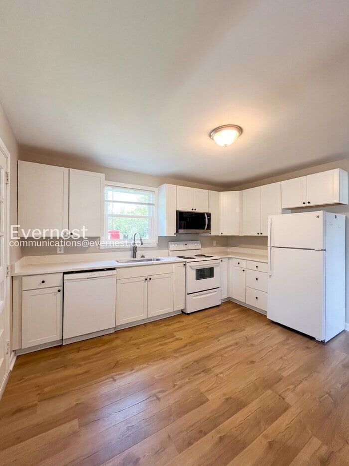 Building Photo - 3233 Southlake Dr