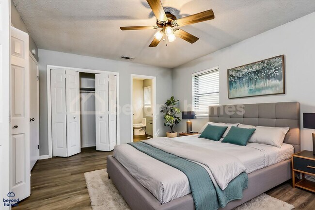 Building Photo - Beautifully Modernized Home with 3 bedroom / 2 full bath and 1,846 sq feet of space!