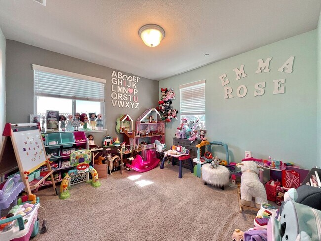 Building Photo - Perfect Family Home in Hollister