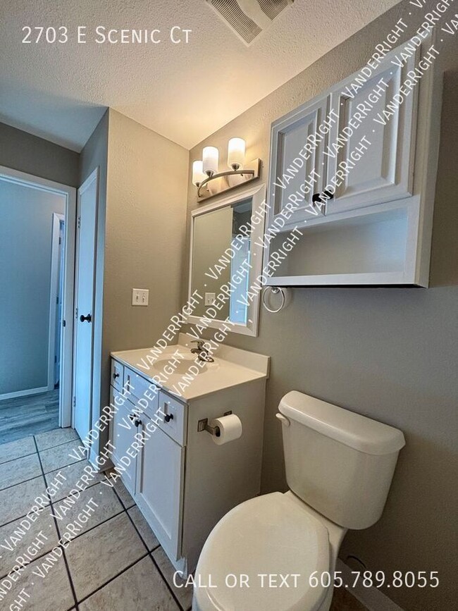 Building Photo - 2703 E Scenic Ct