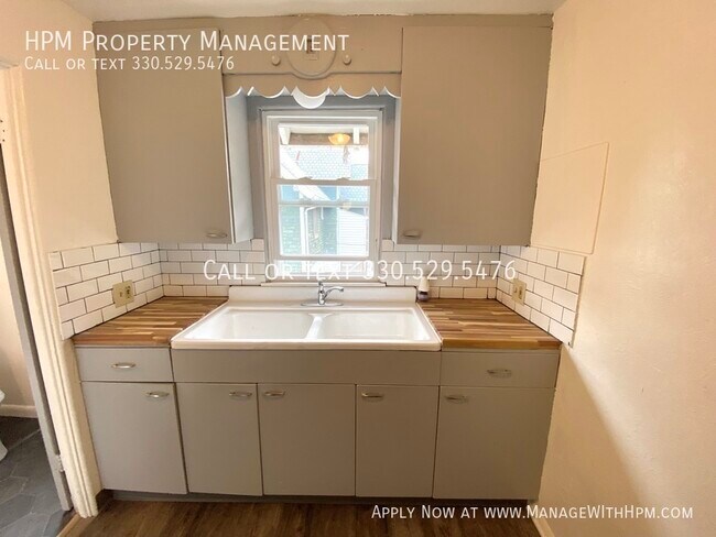 Building Photo - 1415 Yale Ave NW