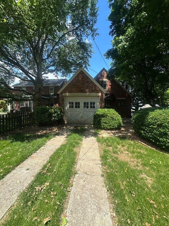 Building Photo - 528 E Cherry St