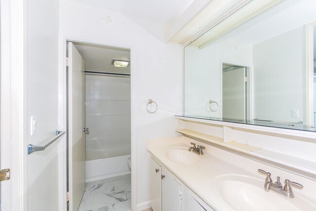 Building Photo - 98-410 Koauka Loop #14B