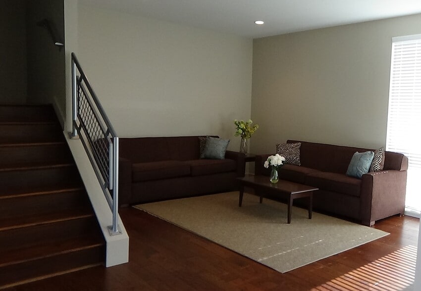 Building Photo - 325 S Poplar St