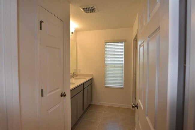 Building Photo - 3024 Heart Lk Dr