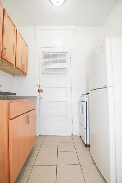 Primary Photo - 1361 W Greenleaf Ave